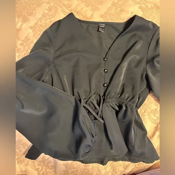 SHEIN black top with tie and button on neckline with bell sleeves - Picture 4 of 5